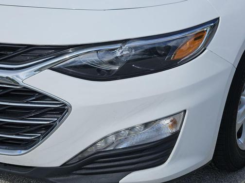 Summit White 2024 Chevrolet Malibu FWD 1LT