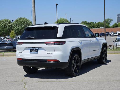 Bright White Clearcoat 2023 Jeep Grand Cherokee Limited