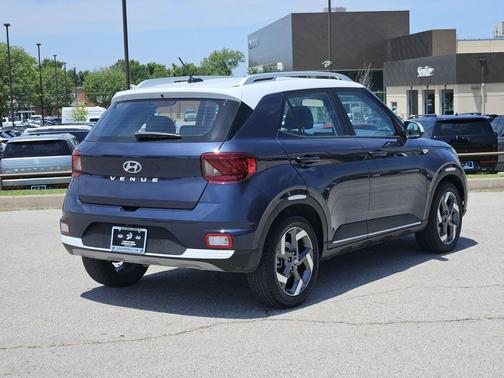 Lunar White w/Black Roof 2025 Hyundai VENUE Limited