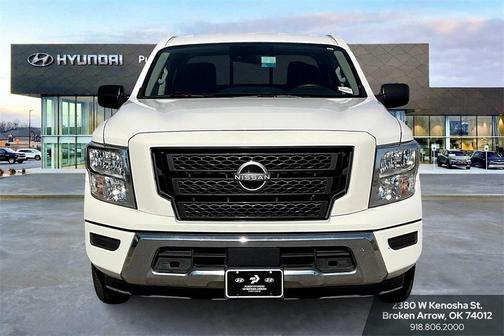 2023 Nissan Titan SV
