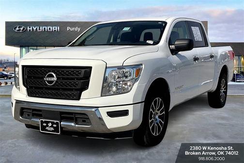 2023 Nissan Titan SV