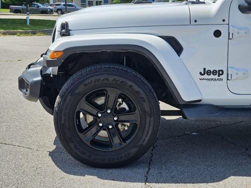 Bright White Clearcoat 2022 Jeep Wrangler Unlimited Sahara