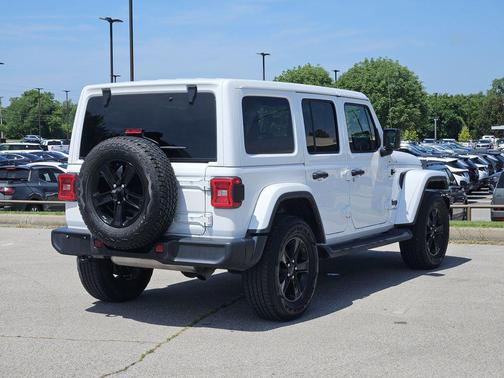 Bright White Clearcoat 2022 Jeep Wrangler Unlimited Sahara
