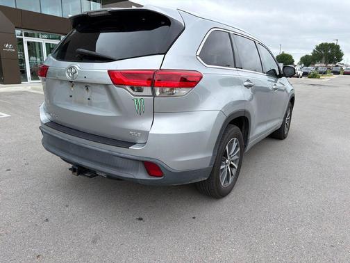 Celestial Silver Metallic 2017 Toyota Highlander XLE
