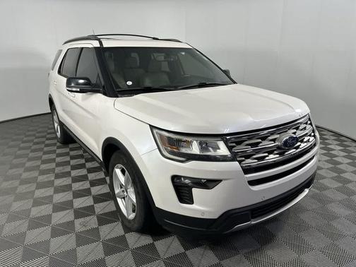 White Platinum Metallic Tri-Coat 2018 Ford Explorer XLT