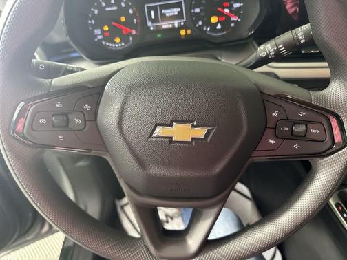 Sterling Gray Metallic 2025 Chevrolet Trax LS