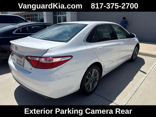 Super White 2016 Toyota Camry SE