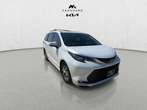 2022 Toyota Sienna XLE 8 Passenger