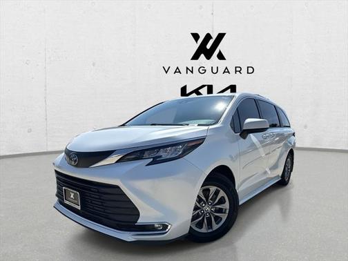 2022 Toyota Sienna XLE 8 Passenger