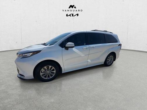 2022 Toyota Sienna XLE 8 Passenger