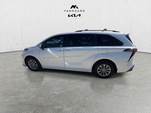2022 Toyota Sienna XLE 8 Passenger