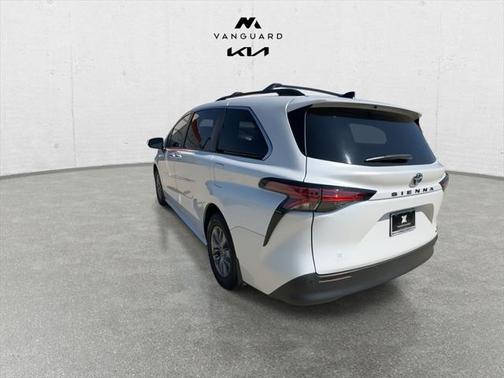 2022 Toyota Sienna XLE 8 Passenger