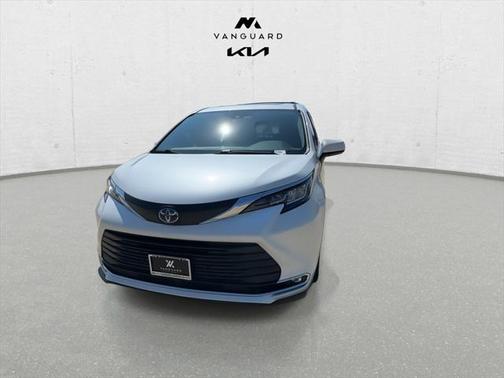 2022 Toyota Sienna XLE 8 Passenger