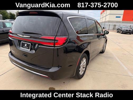 Brilliant Black Crystal Pearlcoat 2023 Chrysler Pacifica Touring L