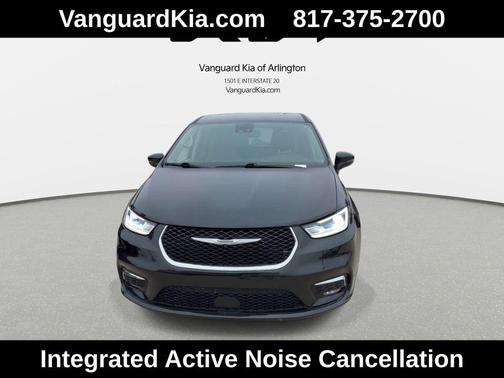 Brilliant Black Crystal Pearlcoat 2023 Chrysler Pacifica Touring L