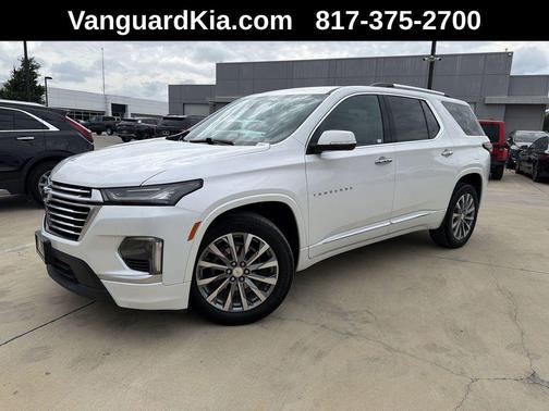 Iridescent Pearl Tricoat 2023 Chevrolet Traverse Premier