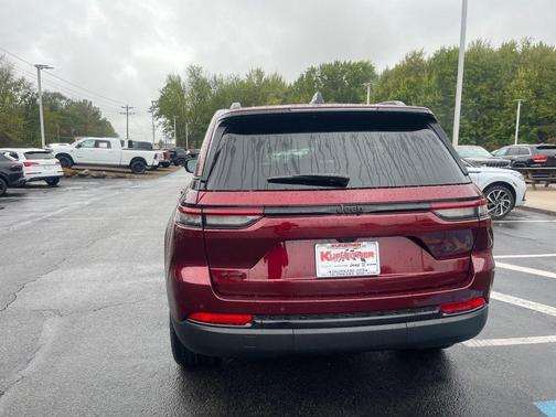 2025 Jeep Grand Cherokee Laredo