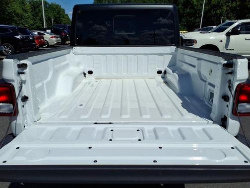 Bright White Clearcoat 2022 Jeep Gladiator Sport