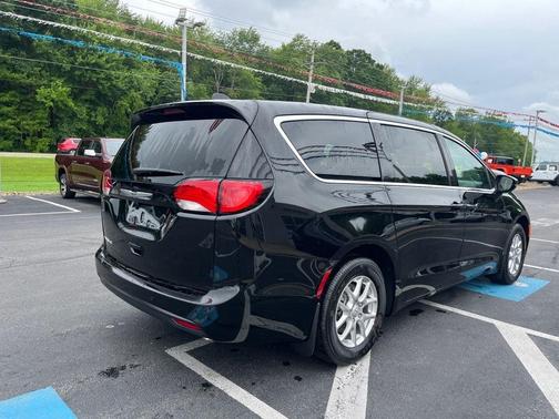 2025 Chrysler Voyager LX