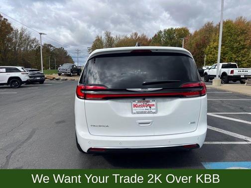 2026 Chrysler Pacifica Select