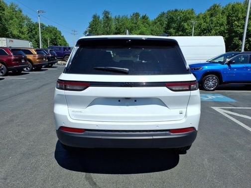 Bright White Clearcoat 2026 Jeep Grand Cherokee Sport