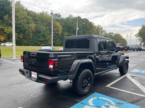 2022 Jeep Gladiator Sport