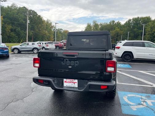 2022 Jeep Gladiator Sport