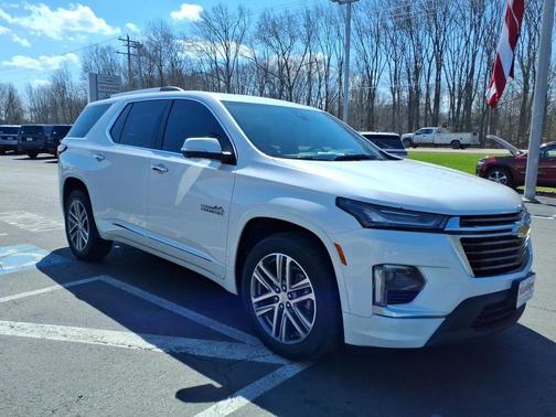 Iridescent Pearl Tricoat 2023 Chevrolet Traverse High Country