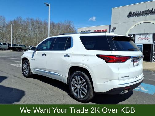 Iridescent Pearl Tricoat 2023 Chevrolet Traverse High Country