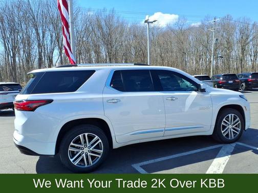 Iridescent Pearl Tricoat 2023 Chevrolet Traverse High Country