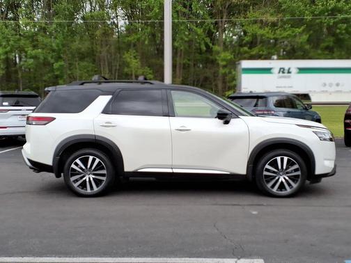 White 2024 Nissan Pathfinder Platinum