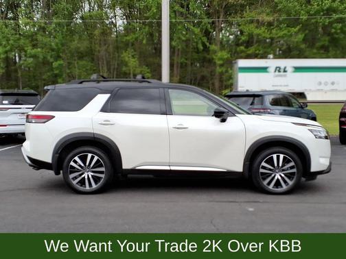 White 2024 Nissan Pathfinder Platinum