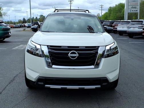 White 2024 Nissan Pathfinder Platinum