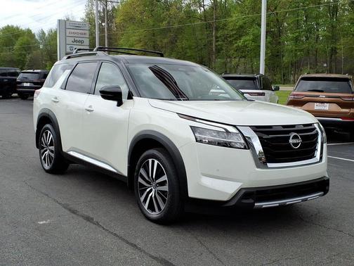 White 2024 Nissan Pathfinder Platinum