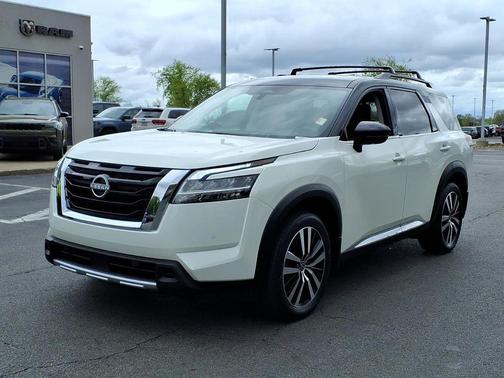 White 2024 Nissan Pathfinder Platinum