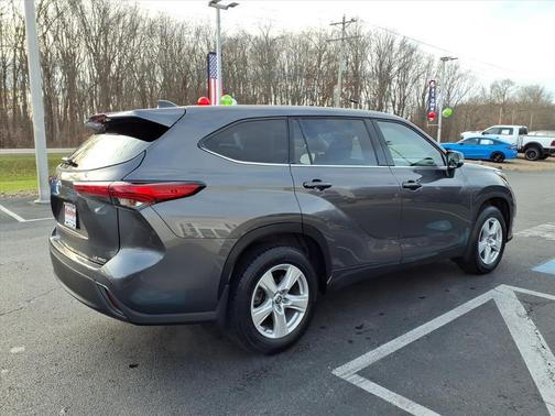 2022 Toyota Highlander LE