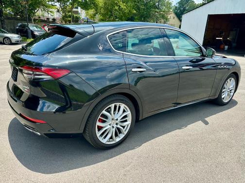 Nero Ribelle Metallic 2022 Maserati Levante GT