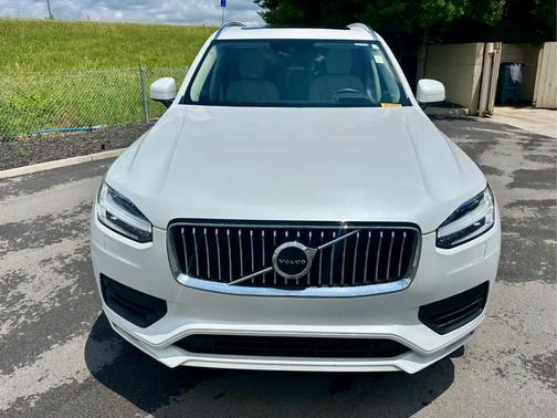 Crystal White Metallic 2022 Volvo XC90 T6 Momentum 7 Passenger
