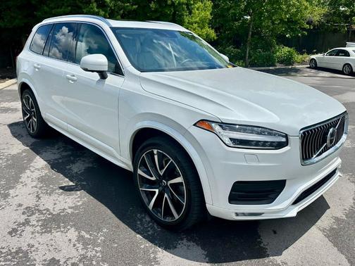 Crystal White Metallic 2022 Volvo XC90 T6 Momentum 7 Passenger