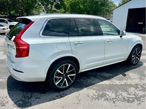Crystal White Metallic 2022 Volvo XC90 T6 Momentum 7 Passenger