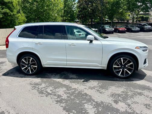 Crystal White Metallic 2022 Volvo XC90 T6 Momentum 7 Passenger