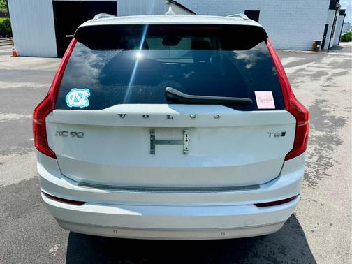 Crystal White Metallic 2022 Volvo XC90 T6 Momentum 7 Passenger