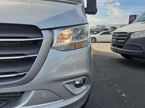 2025 Mercedes-Benz Sprinter 2500 144 WB Standard Roof Passenger