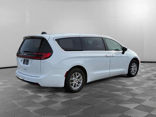 2024 Chrysler Pacifica Touring-L
