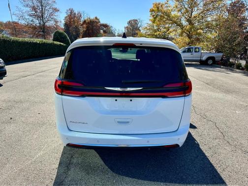 2024 Chrysler Pacifica Touring-L