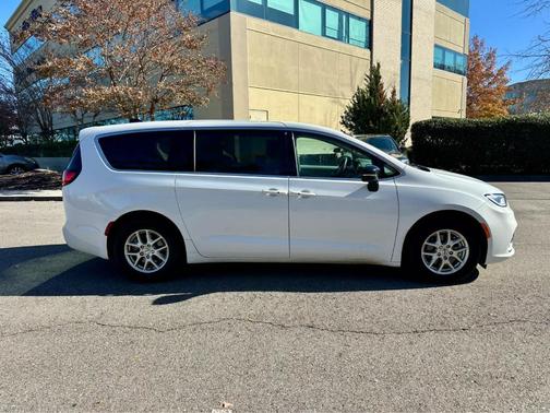 2024 Chrysler Pacifica Touring-L