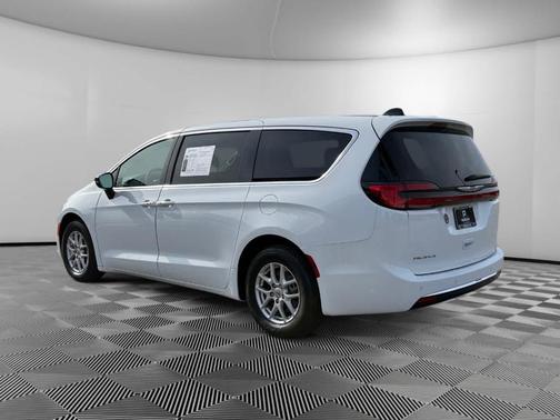2024 Chrysler Pacifica Touring-L