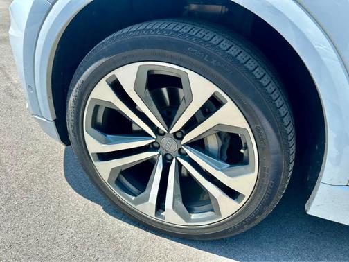 Glacier White Metallic 2019 Audi Q8 Prestige