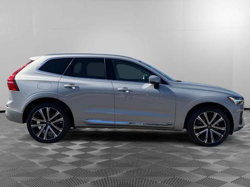 2023 Volvo XC60 B5 Ultimate Bright Theme