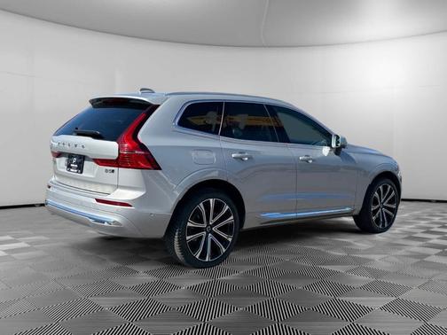 2023 Volvo XC60 B5 Ultimate Bright Theme